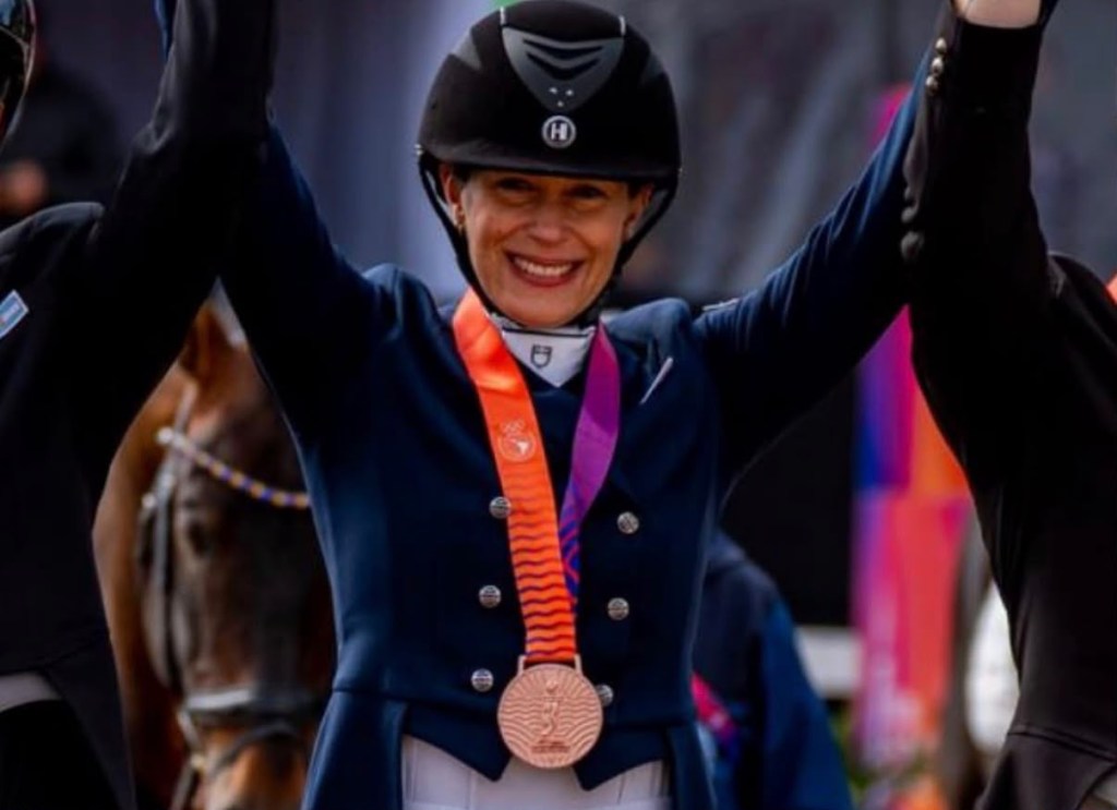 Amazona con medalla de bronce en una competencia ecuestre