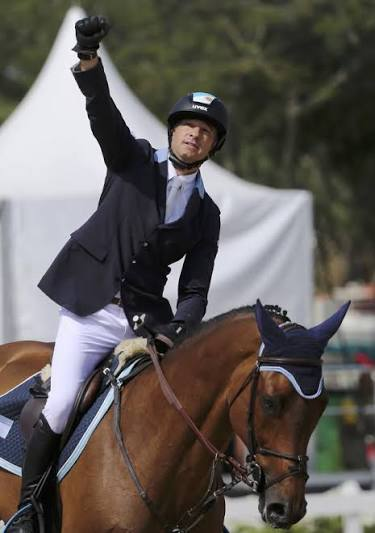 Matías Albarracín saluda montado sobre su caballo durante una competencia